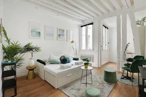 Bed, Living room, Photo of the whole room, Seating area, towels