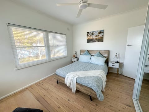 Bed, Photo of the whole room, Bedroom, fireplace