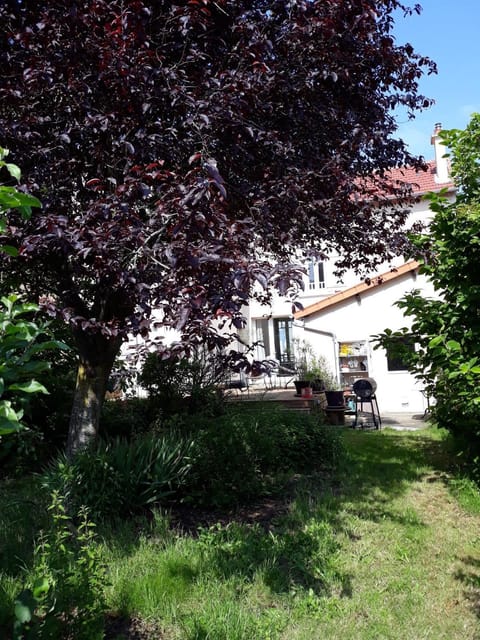 MAISON 4 chambres 12 pers à 2,8KM DU CIRCUIT et proche BOULERIES JUMP House in Le Mans