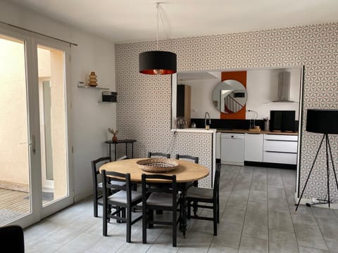 MAISON 4 chambres 12 pers à 2,8KM DU CIRCUIT et proche BOULERIES JUMP House in Le Mans