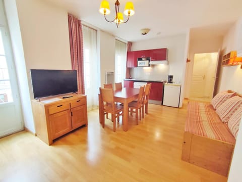 TV and multimedia, Kitchen or kitchenette, Living room, Dining area, minibar
