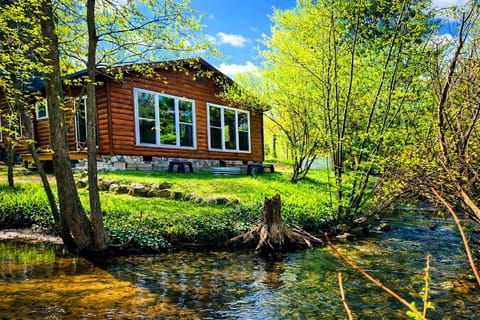 3 Cottage Exclusive Retreat-Hot Tubs-Walk to Beach House in Traverse City