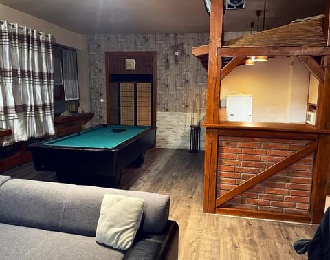Communal lounge/ TV room, Billiard, Game Room, Living room, Seating area