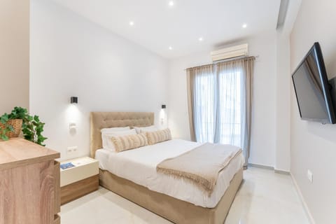 Bed, TV and multimedia, Photo of the whole room, Bedroom, towels