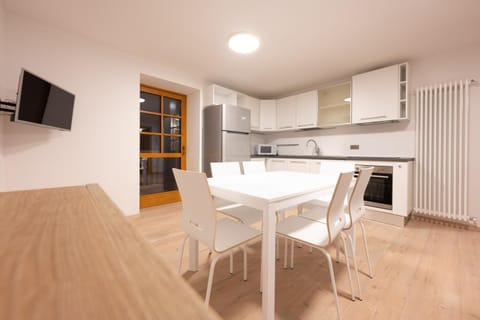 TV and multimedia, Kitchen or kitchenette, Dining area, dishwasher, oven, stove