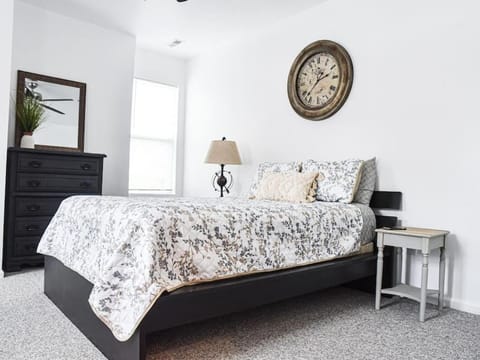 Beautiful Pittsburgh home-walkable area w parking Apartment in Pittsburgh