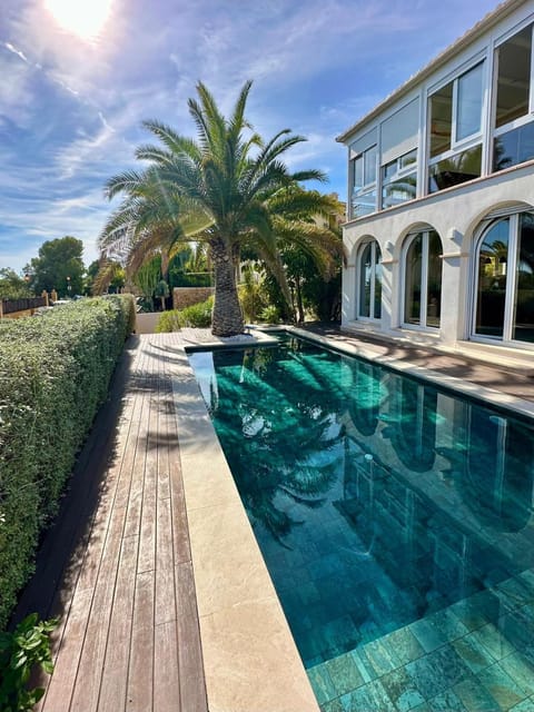 Property building, Day, Garden, Garden view, Pool view, Swimming pool