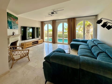 TV and multimedia, View (from property/room), Living room, Seating area, Evening entertainment, fireplace