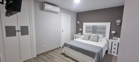 Bed, TV and multimedia, Photo of the whole room, Bedroom, wardrobe, air conditioner
