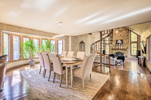 Stunning Solon Getaway about 20 Mi to Cleveland! House in Lake Erie