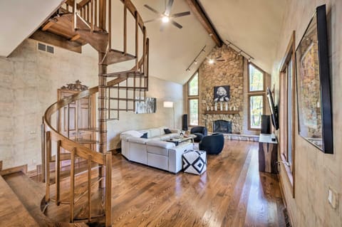 Stunning Solon Getaway about 20 Mi to Cleveland! House in Lake Erie