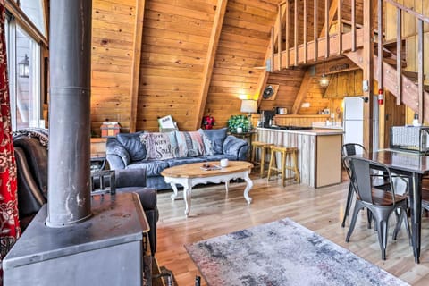 Cozy A-Frame with Hot Tub Near Arrowbear Lake! House in Arrowbear Lake