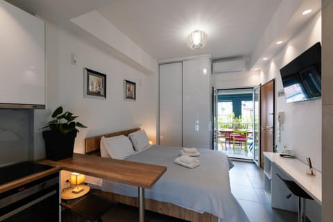 Bed, TV and multimedia, Living room, Photo of the whole room, Seating area, Bedroom, hair dresser, towels