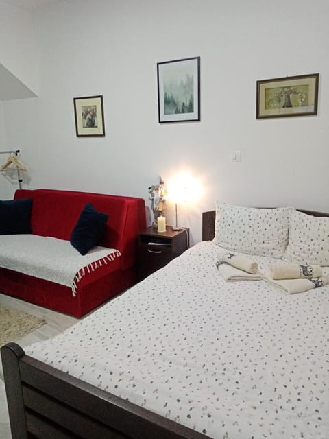Bed, Photo of the whole room, Bedroom, towels
