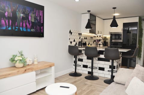 TV and multimedia, Kitchen or kitchenette, Living room, Seating area, Dining area