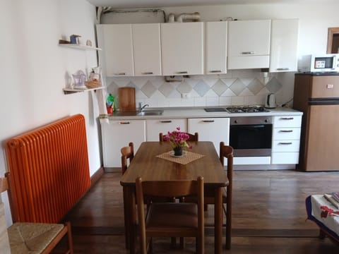 Seating area, dishwasher, pet friendly, stove