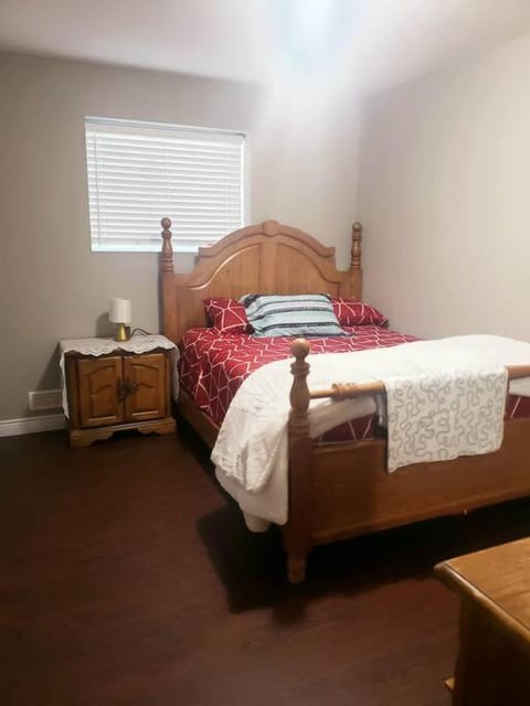 3 Bedroom basement unit with Free Parking , WiFi. Apartment in Windsor