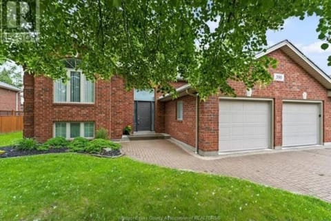 3 Bedroom basement unit with Free Parking , WiFi. Apartment in Windsor