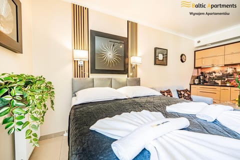 Bed, Photo of the whole room, Decorative detail, towels
