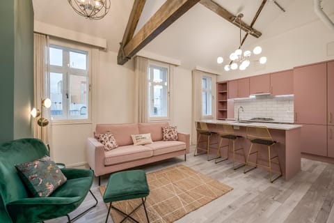 Kitchen or kitchenette, Seating area, Dining area, stove