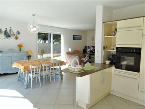 Kitchen or kitchenette, Dining area, dishwasher, oven, stove