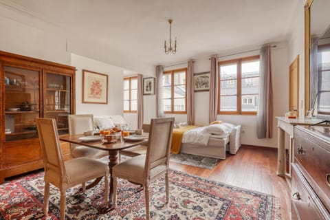 Living room, Dining area