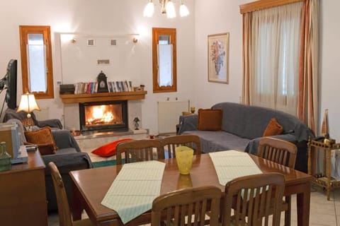 Living room, Seating area, Dining area