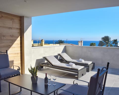 View (from property/room), Balcony/Terrace, Dining area, Sea view, sunbed