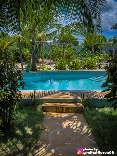 Day, Swimming pool
