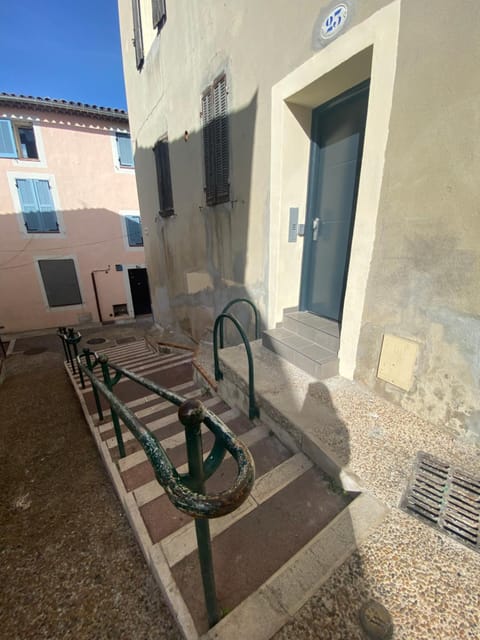 Bel appartement T1 30m2 centre historique Aubagne Apartment in French Riviera