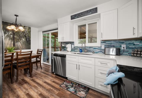 Patio, Kitchen or kitchenette, Dining area