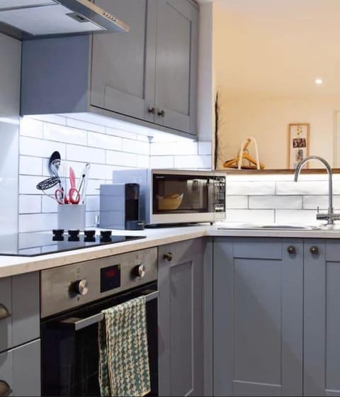 The Snug Entire home Sleeps 2, Stratford upon Avon House in Stratford-upon-Avon