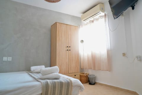 Bed, TV and multimedia, Photo of the whole room, Bedroom, wardrobe, air conditioner
