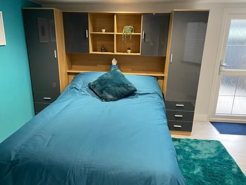 Cosy cabin with private bathroom Cabin in Bassetlaw District