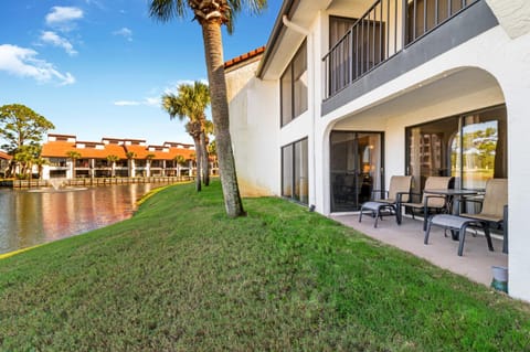 Property building, Patio, Garden, Balcony/Terrace, Lake view