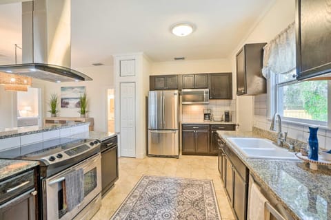 Historic Tarpon Springs Abode about 3 Mi to Beach House in Tarpon Springs