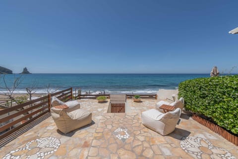 Patio, Natural landscape, Balcony/Terrace, Seating area, Beach, Sea view