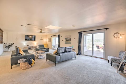 Retro House with Deck and Arroyo Grande View House in Grover Beach