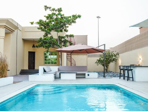 Property building, Patio, Day, Pool view, Swimming pool, sunbed