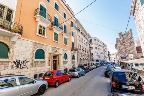 Property building, Day, Neighbourhood, City view, Street view, Location, Parking