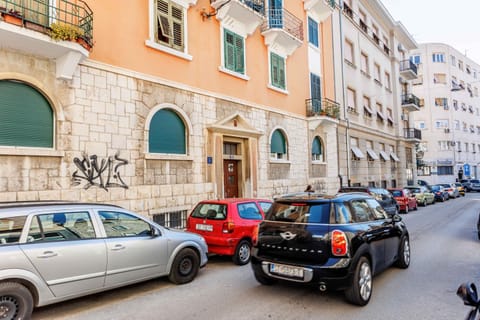 Day, Neighbourhood, City view, Street view, Location, Parking