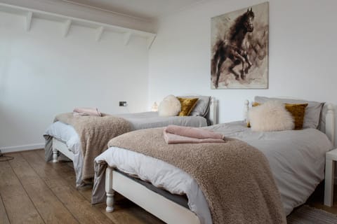 Bed, Bedroom, towels