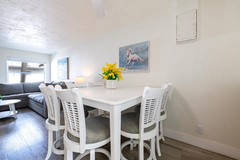 2bd 1ba Sunview 5 2Mins to BeachPool Apartment in Indian Rocks Beach