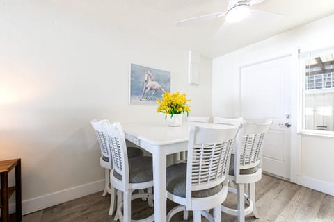 2bd 1ba Sunview 5 2Mins to BeachPool Apartment in Indian Rocks Beach