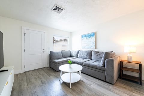 2bd 1ba Sunview 5 2Mins to BeachPool Apartment in Indian Rocks Beach