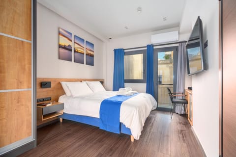 Bed, TV and multimedia, Photo of the whole room, Bedroom
