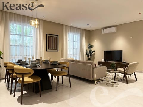Communal lounge/ TV room, TV and multimedia, Living room, Seating area, Dining area, Evening entertainment, air conditioner