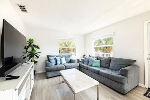 2bd 2ba Beachside E 3Min to Beach Pool Apartment in Indian Rocks Beach