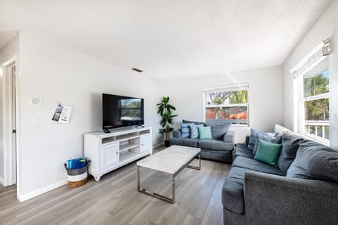 2bd 2ba Beachside E 3Min to Beach Pool Apartment in Indian Rocks Beach