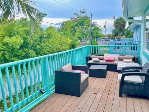 2bd 2ba Sandy Beach E 3Mins to BeachPool Apartment in Indian Rocks Beach